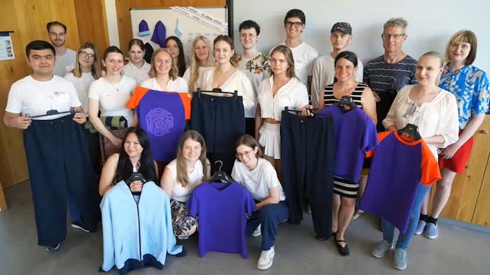 Gruppenfoto Studierende der Hochschule Albstadt-Sigmaringen und Beschäftigte des inklusiven Modelabels WASNI