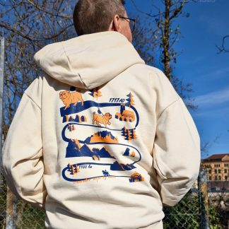 Mann trägt beigen Oversized Hoodie mit großem grafischem Rückenprint eines Mopses und stilisierter Landschaft in Blau und Orange
