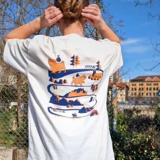 Frau von hinten trägt helles T-Shirt mit großem Mops-Rückenprint und Winnender Mops Motiv