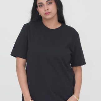 oversized_tshirt_unisex_schwarz_frau_front01