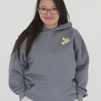 oversized_unisex_bio_hoodie_grau_print_different_frau01