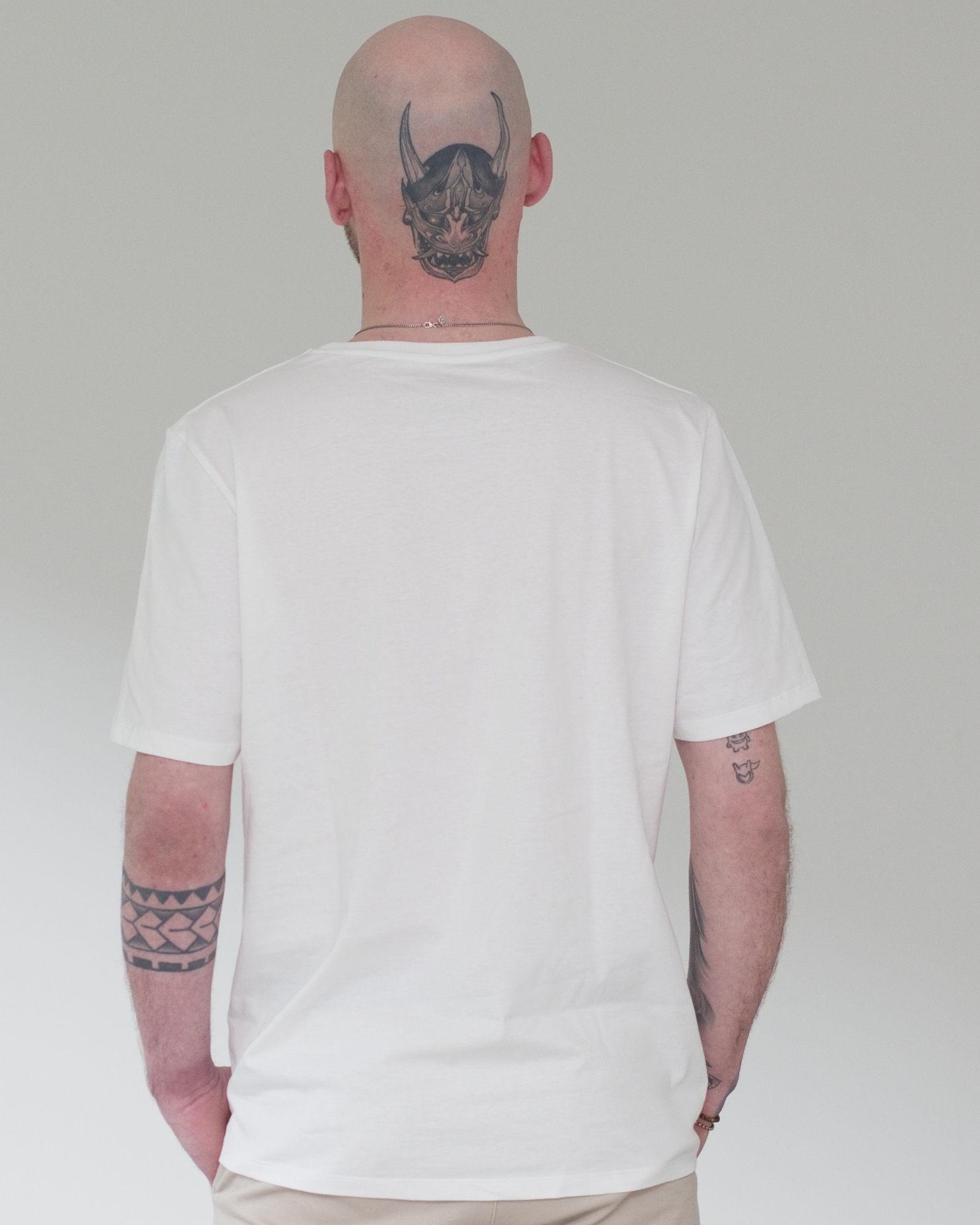 tshirt_blume_weiss_mann_rueck01