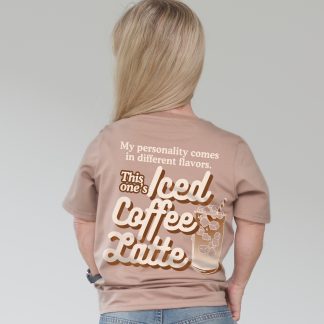 toffee_iched_coffee_latte_Frau_RELAXED_rueck